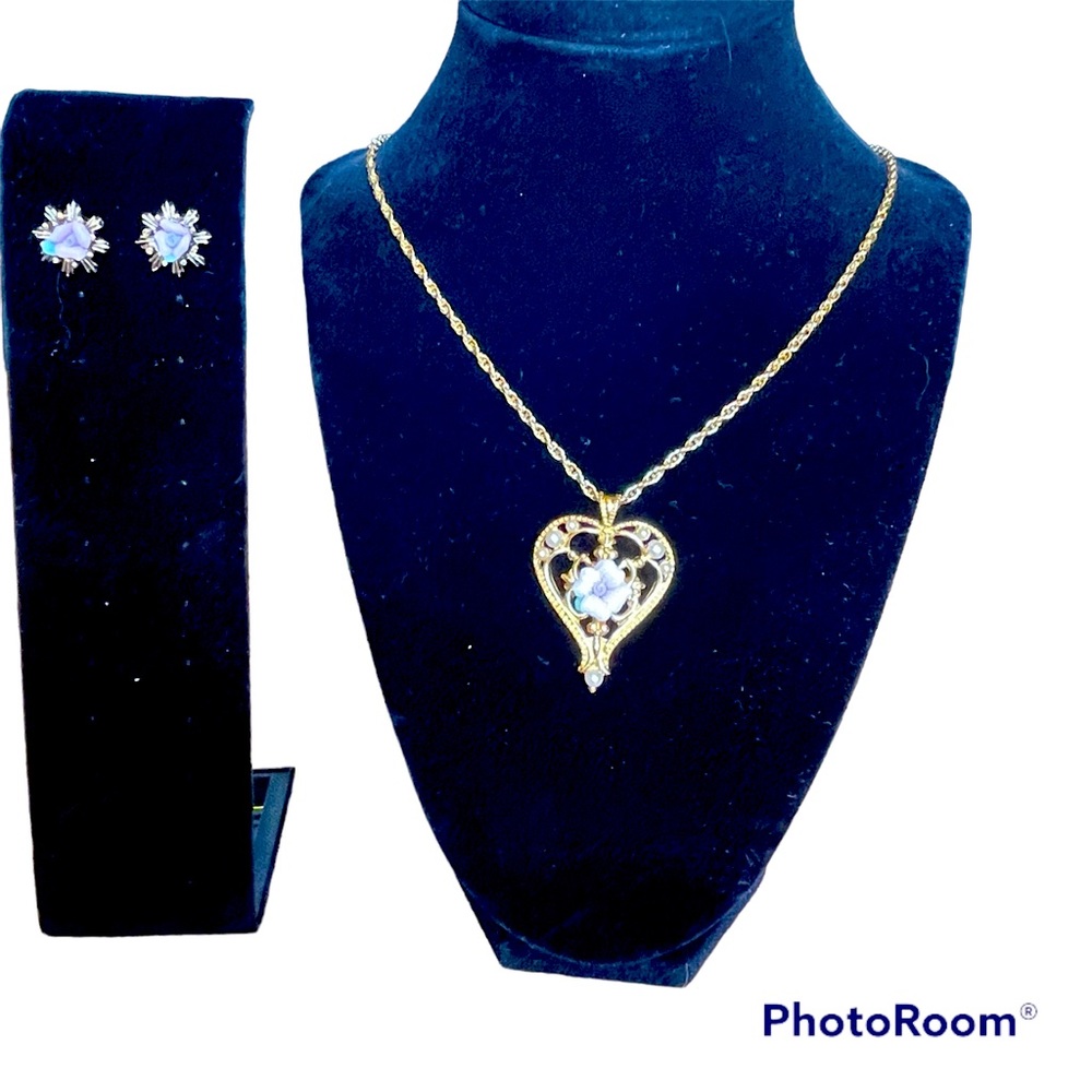 Avon vintage spring flower set. This would make a great Mother’s Day gift